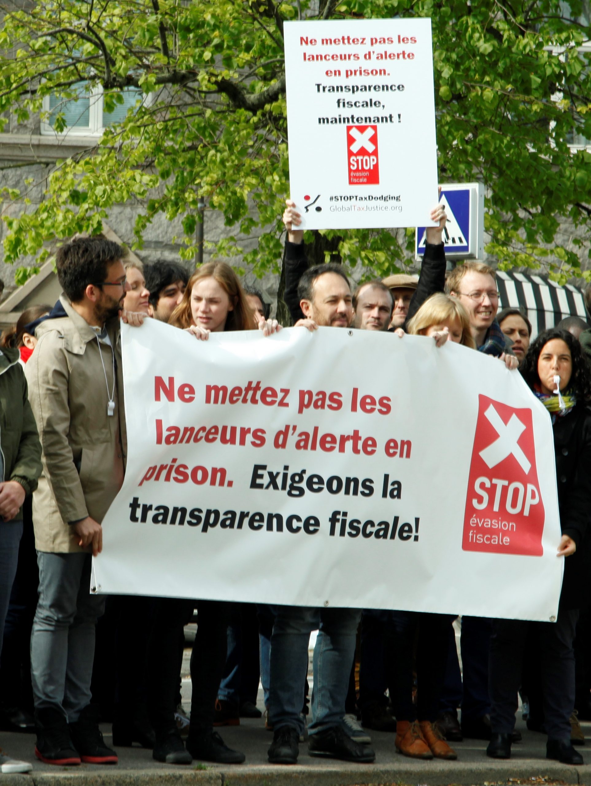 Demonstrators protest Luxembourg's treatment of whistleblowers - May 2015