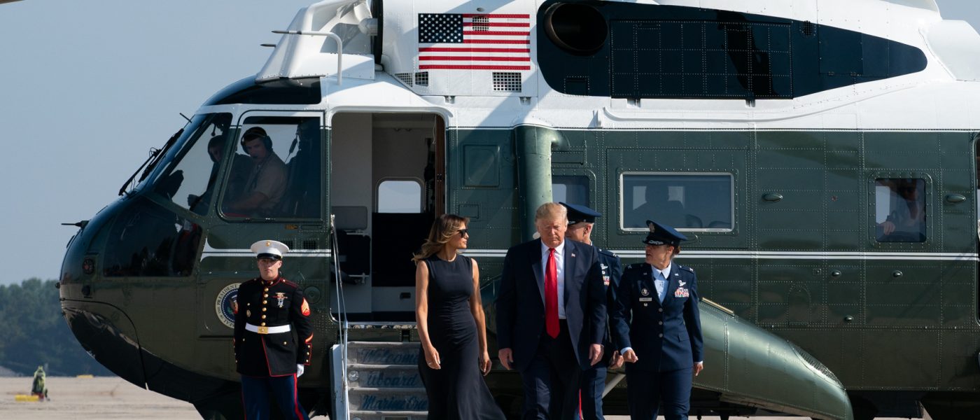 President_Trump_and_Mrs._Trump_Stepping_Off_Helicopoter - WikiCommons